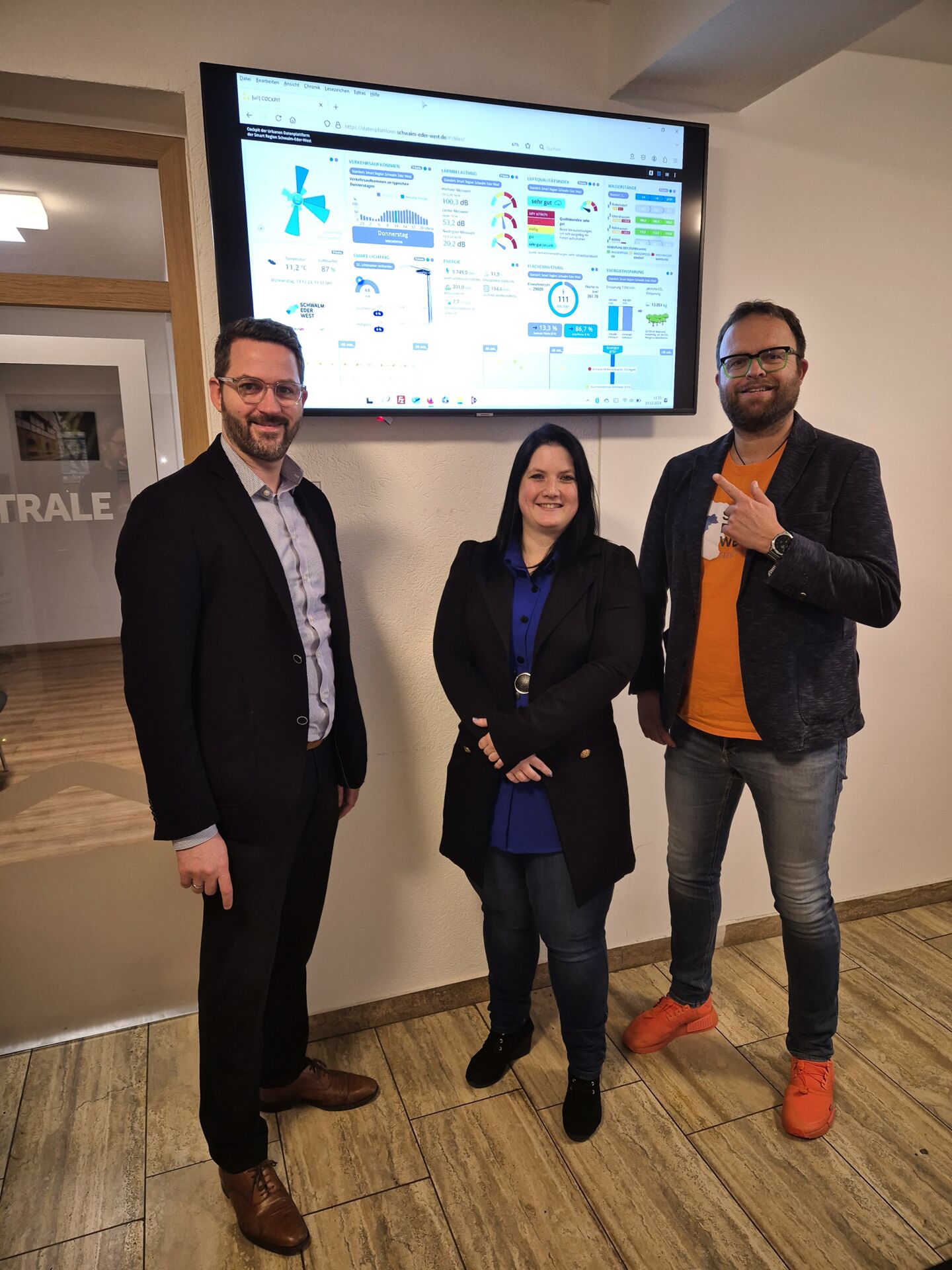 v. l.: Dr. Philipp Rottwilm, Bürgermeister Gemeinde Neuental, Sarah Honerkamp, Leiterin Ordnungsamt und Digitales Gemeinde Neuental, Michael Meichsner, Digitalisierungsbeauftragter der Smart Region Schwalm-Eder-West